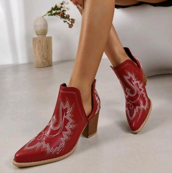 NEW FLORAL EMBROIDERED POINTED TOE CHUNKY HEELED BOHO WESTERN BOOTIES ♥️ - Picture 3 of 8